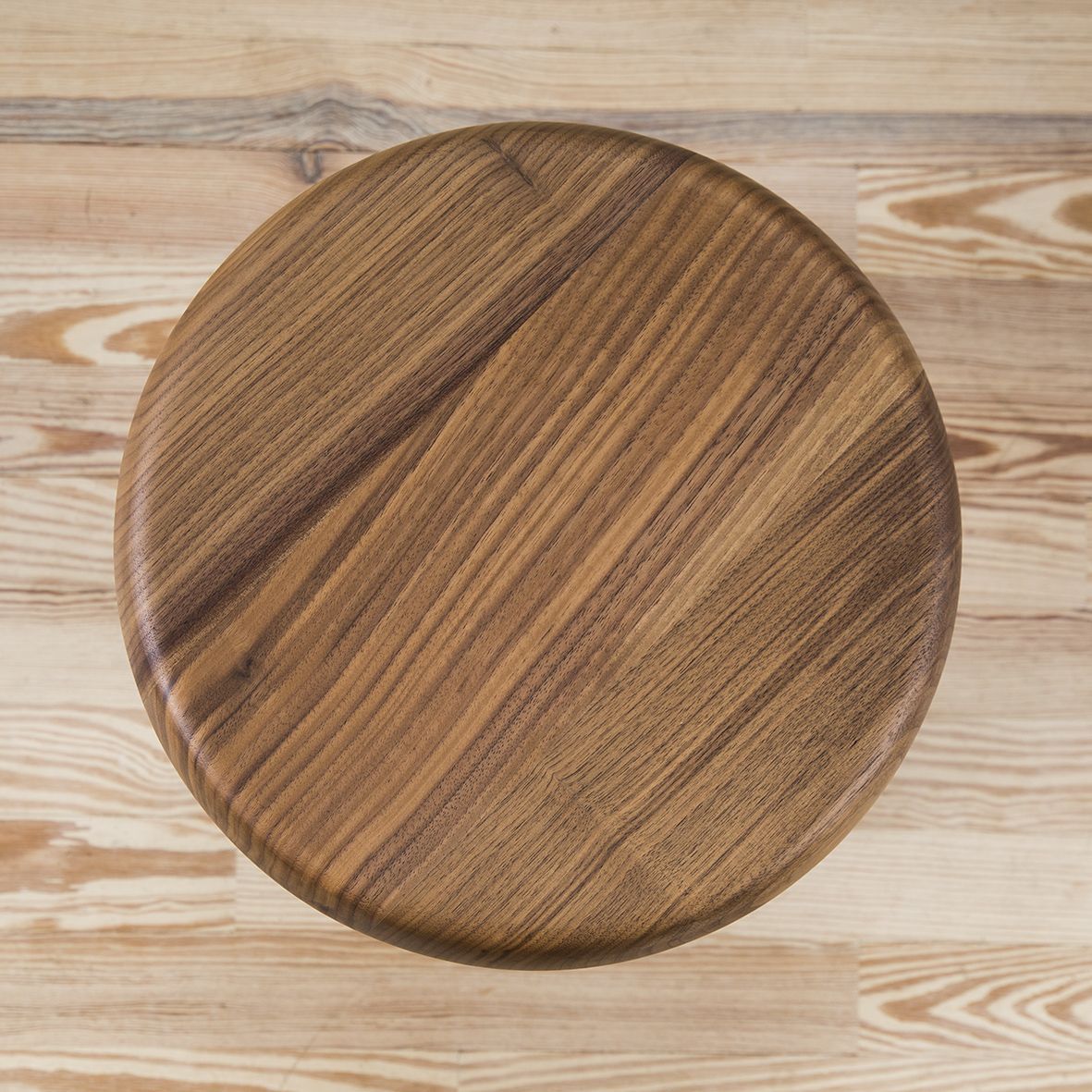 Taburete Meribel diseñado por Charlotte Perriand y editado por Cassina