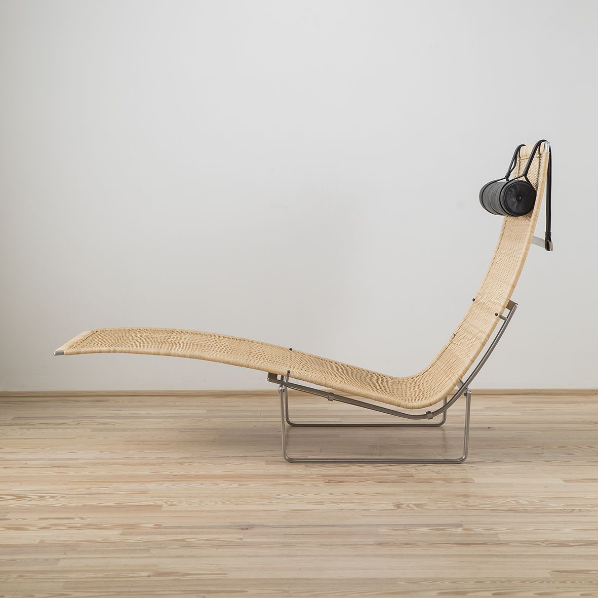 Chaise Longue PK24 diseñada por Poul Kjaerholm y editada por Fritz Hansen