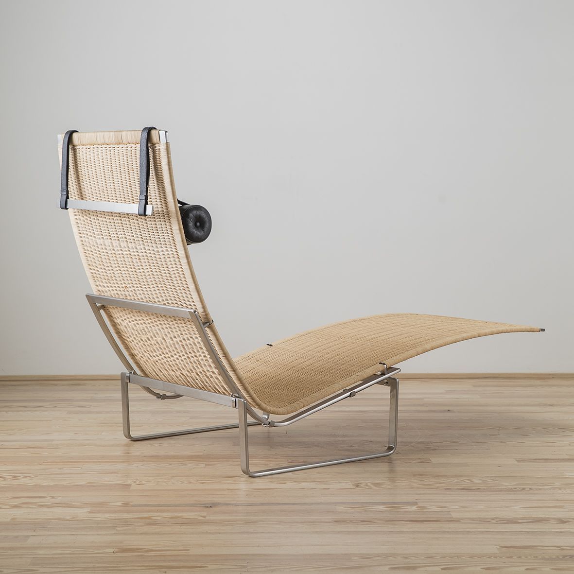 Chaise Longue PK24 diseñada por Poul Kjaerholm y editada por Fritz Hansen