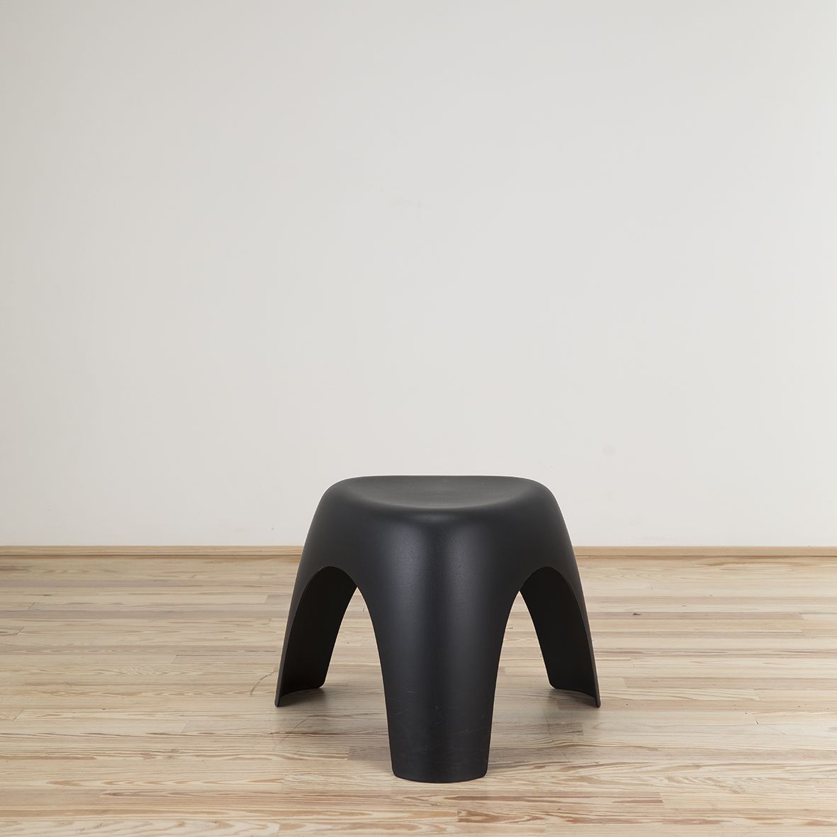 Elephant Stool negro diseñado por Sori Yanagi - Vitra Elephant Stool negro diseñado por Sori Yanagi y editado por Vitra