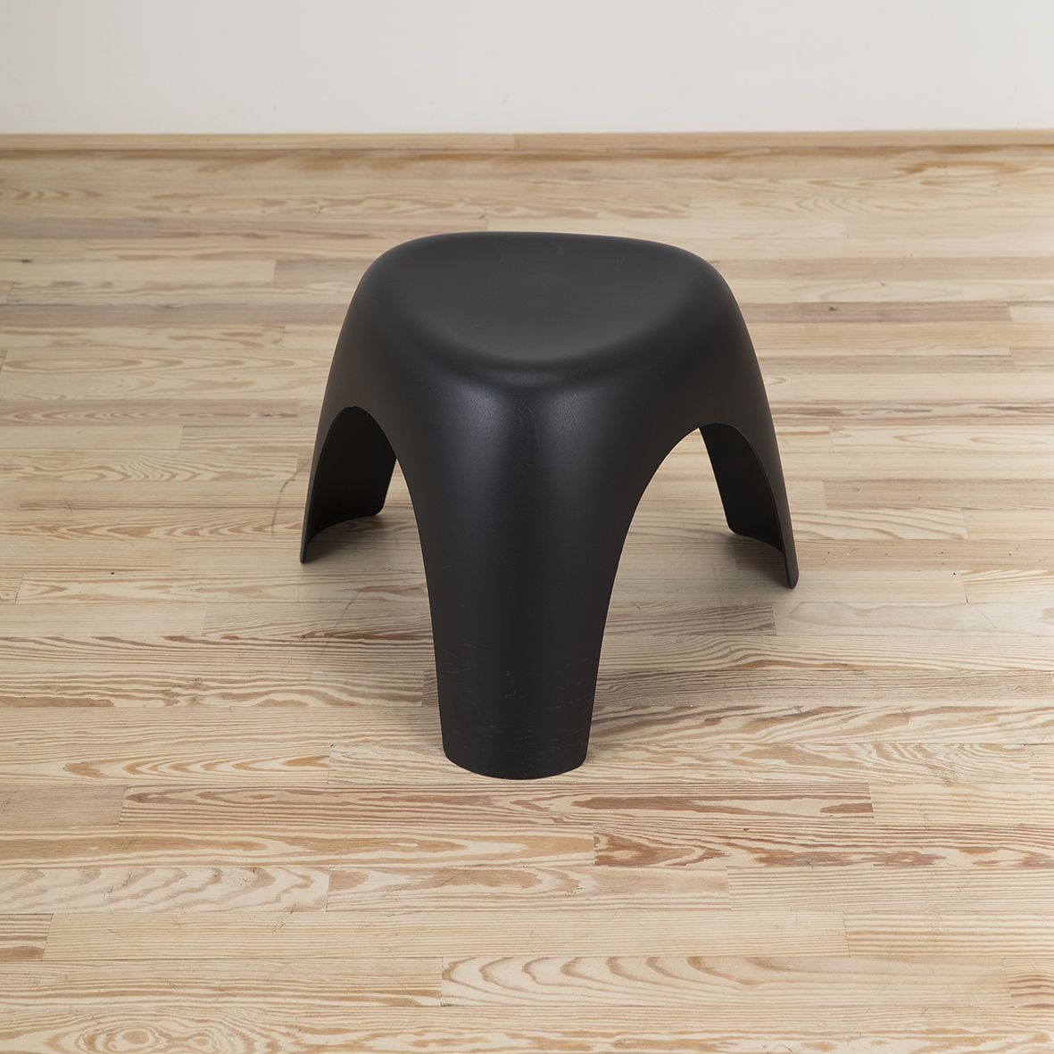 Elephant Stool negro diseñado por Sori Yanagi - Vitra Elephant Stool negro diseñado por Sori Yanagi y editado por Vitra