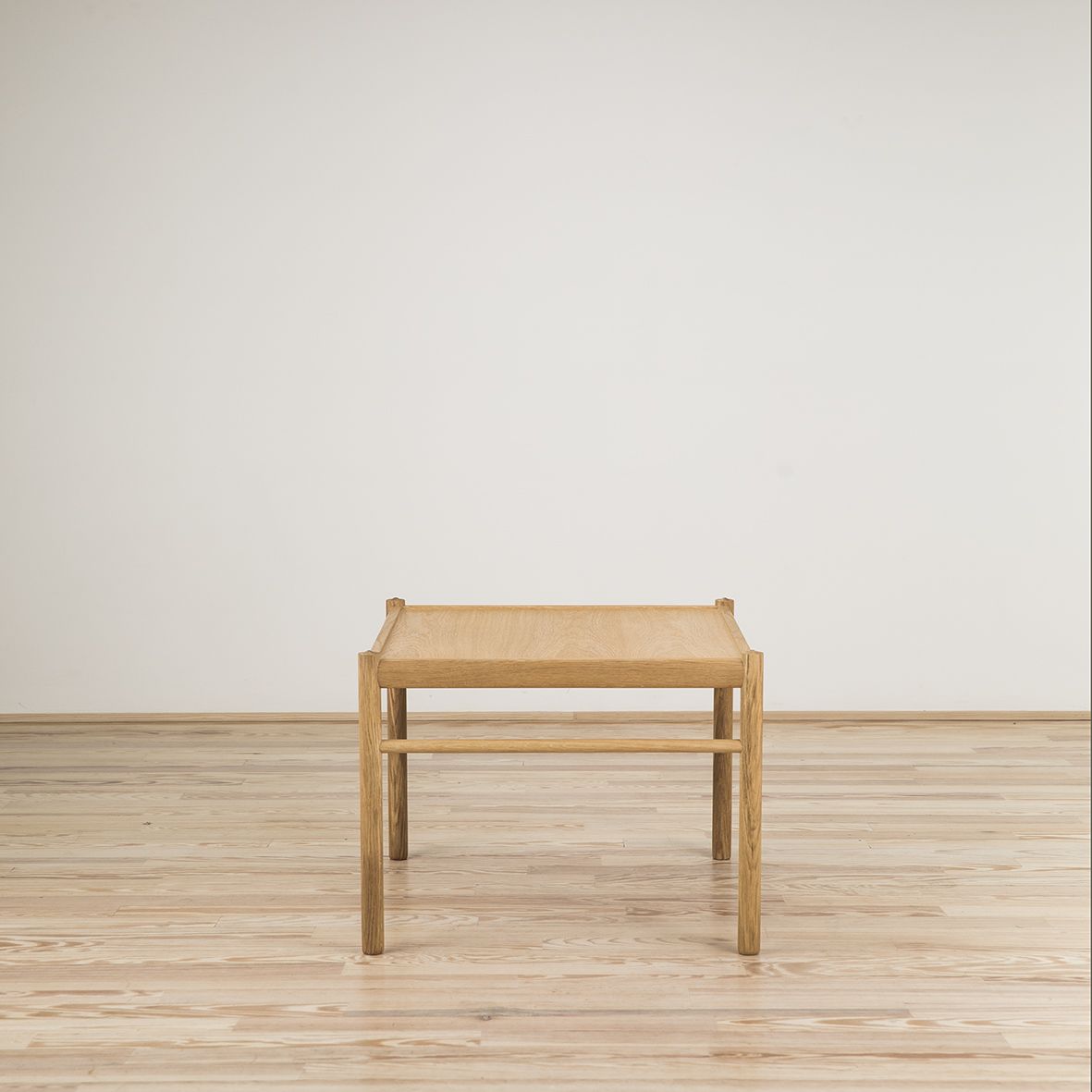 Mesa auxiliar OW446 diseñada por Ole Wanscher y editada por Carl Hansen