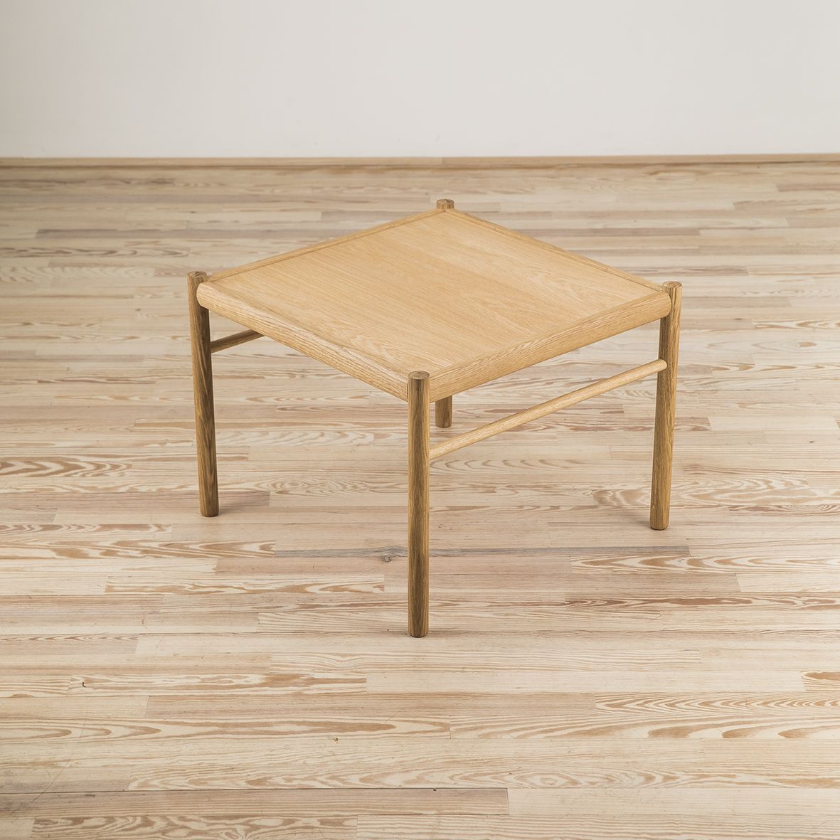 Mesa auxiliar OW446 diseñada por Ole Wanscher y editada por Carl Hansen