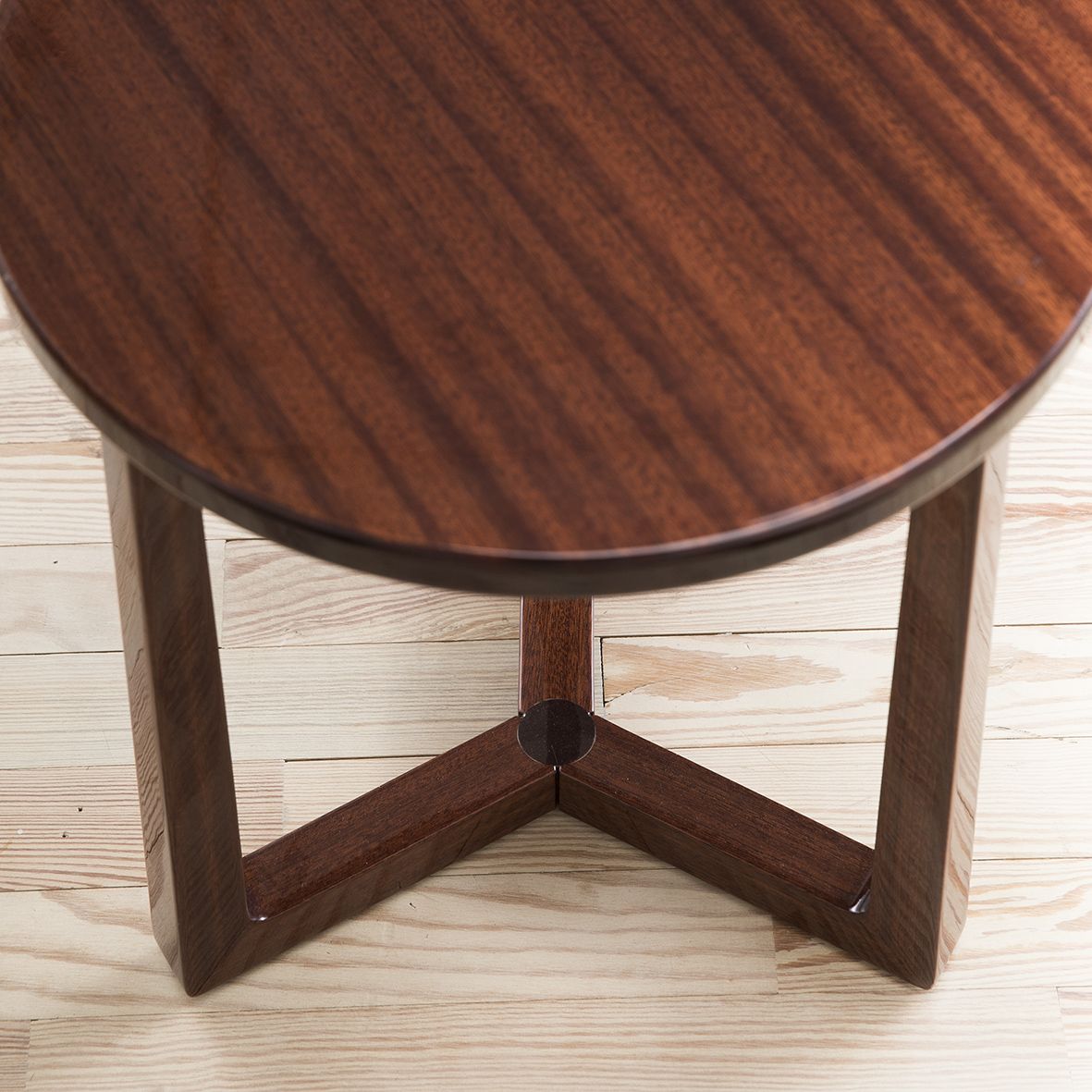 Mesita Jiff de Caoba diseñada por Flexform