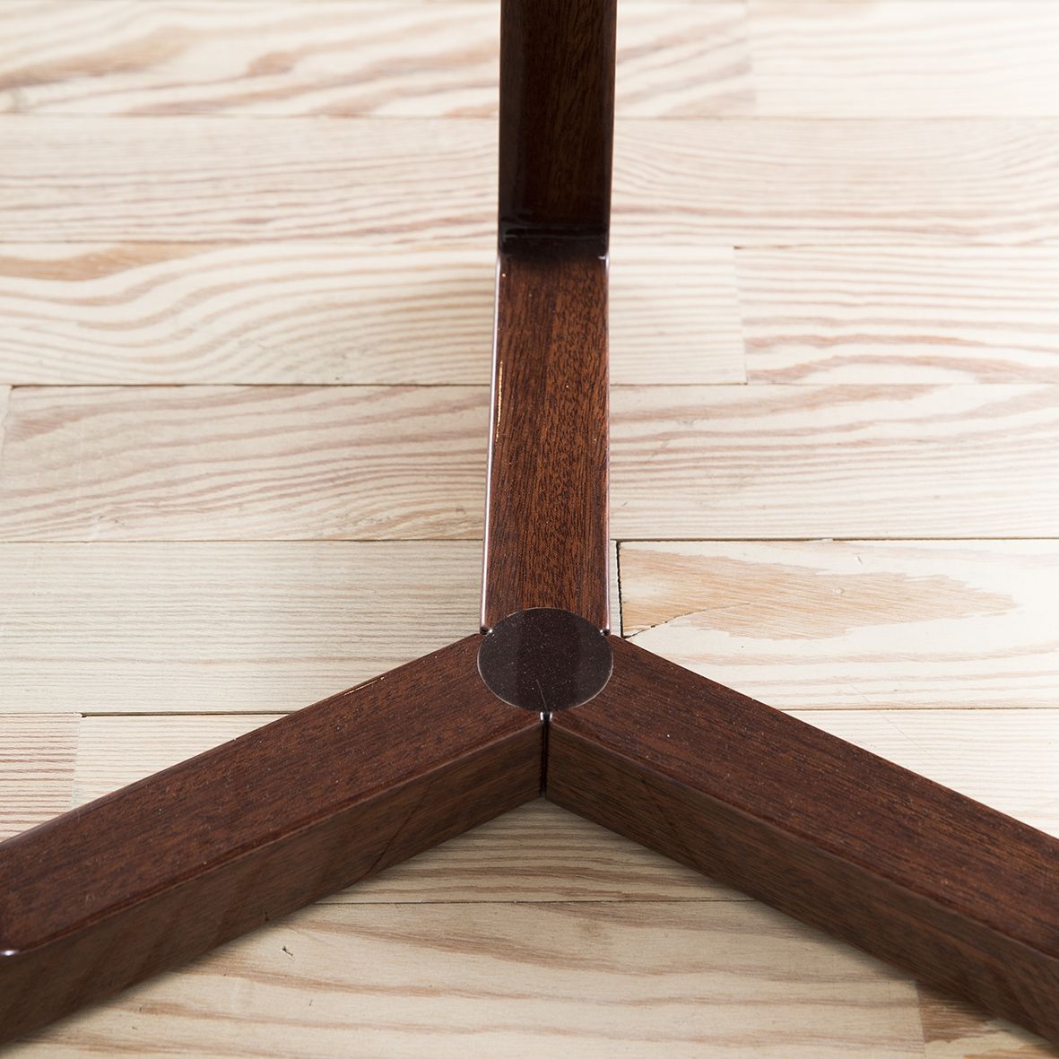 Mesita Jiff de Caoba diseñada por Flexform