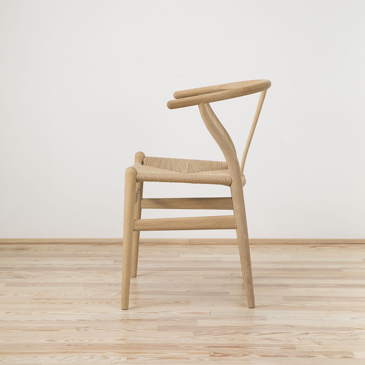 Silla CH24 diseñada por Hans J. Wegner - Carl Hansen Silla CH24 diseñada por Hans J. Wegner y editada por Carl Hansen