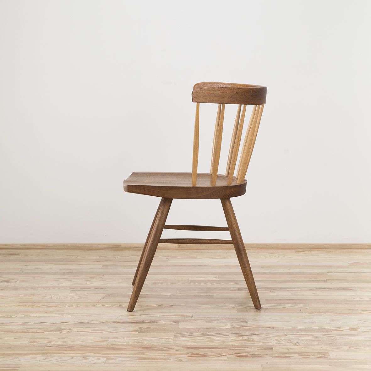 Silla Nakashima diseñada por George Nakashima y editada por Knoll