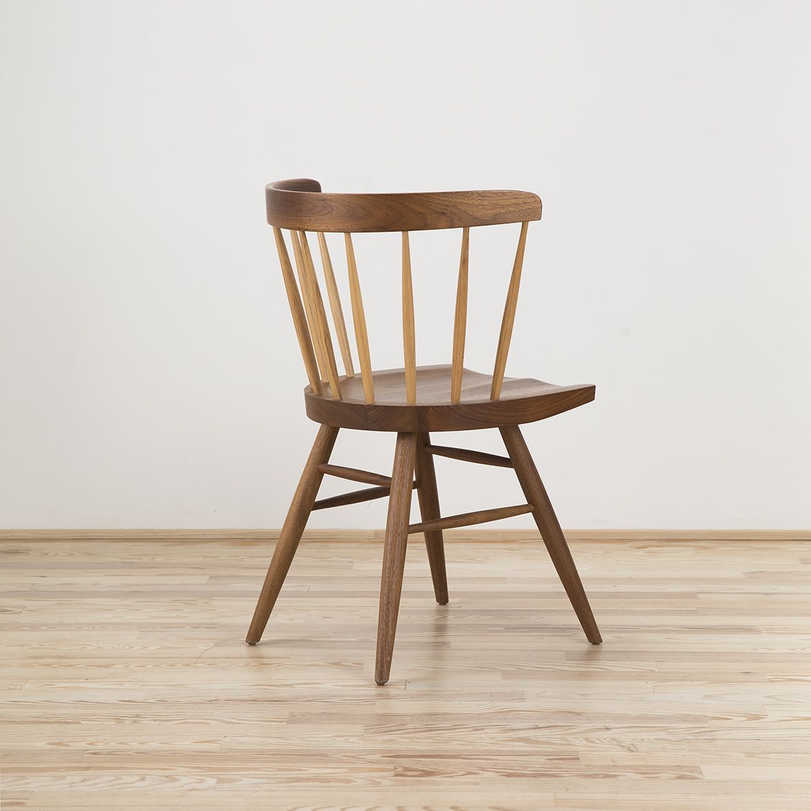 Silla Nakashima diseñada por George Nakashima y editada por Knoll