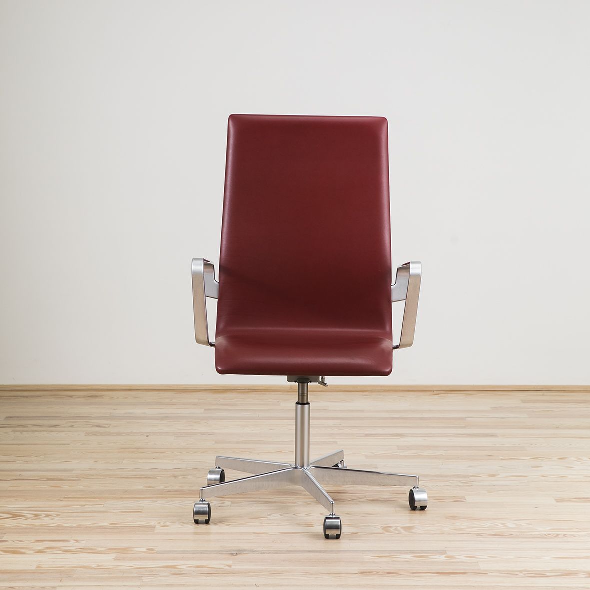 Silla Oxford diseñada por Arne Jacobsen y editada por Fritz Hansen
