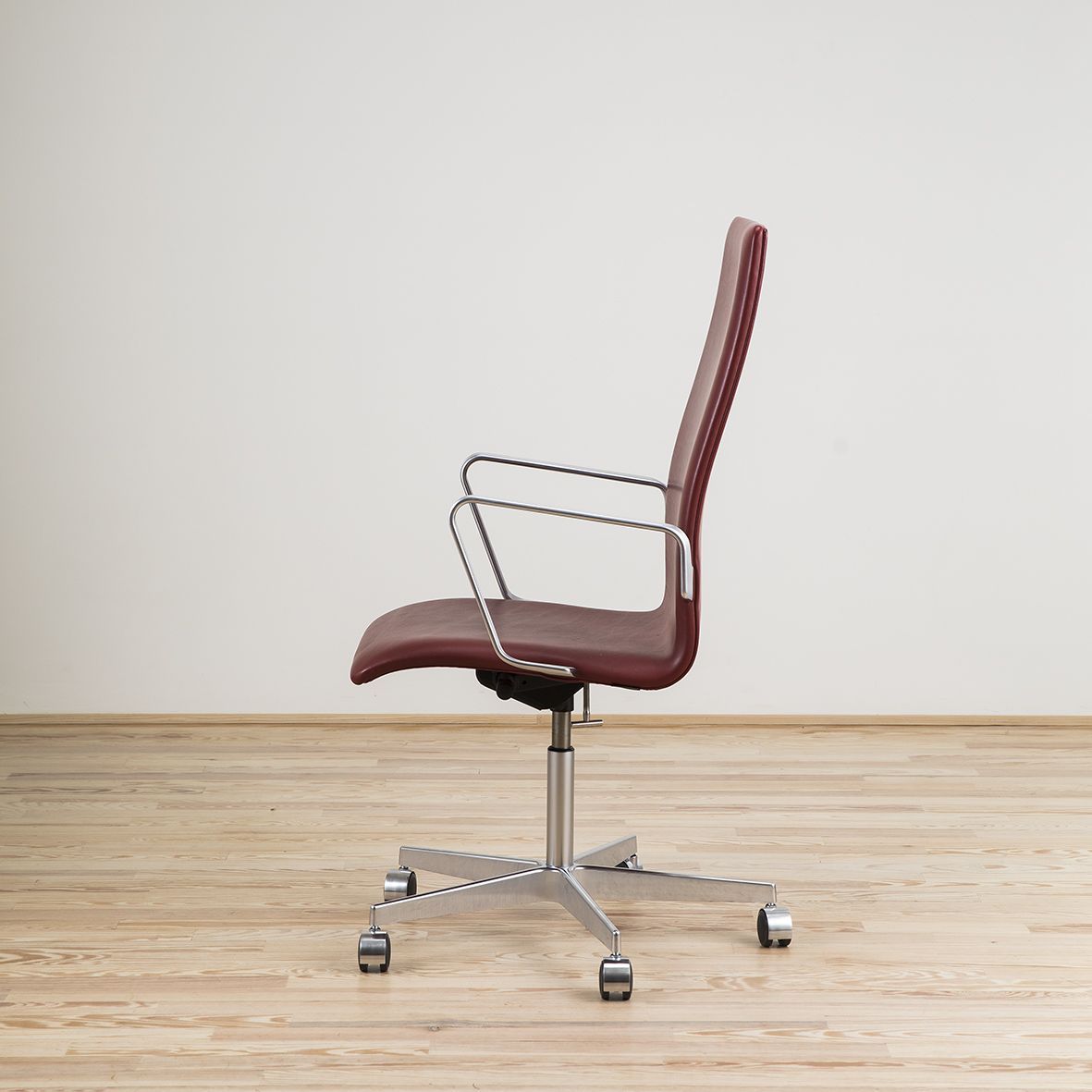 Silla Oxford diseñada por Arne Jacobsen y editada por Fritz Hansen