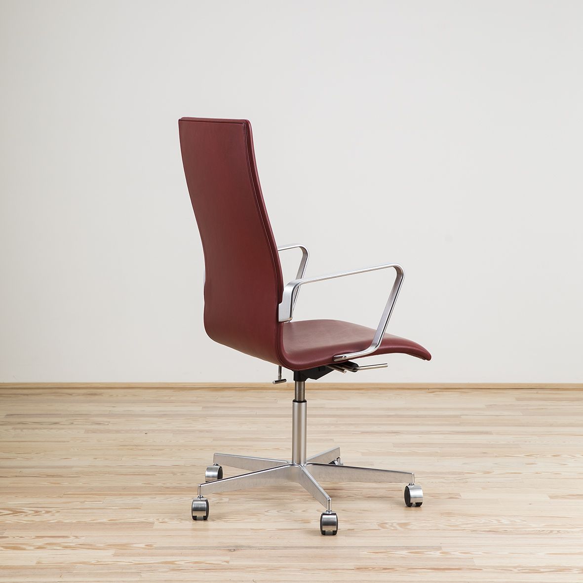 Silla Oxford diseñada por Arne Jacobsen y editada por Fritz Hansen