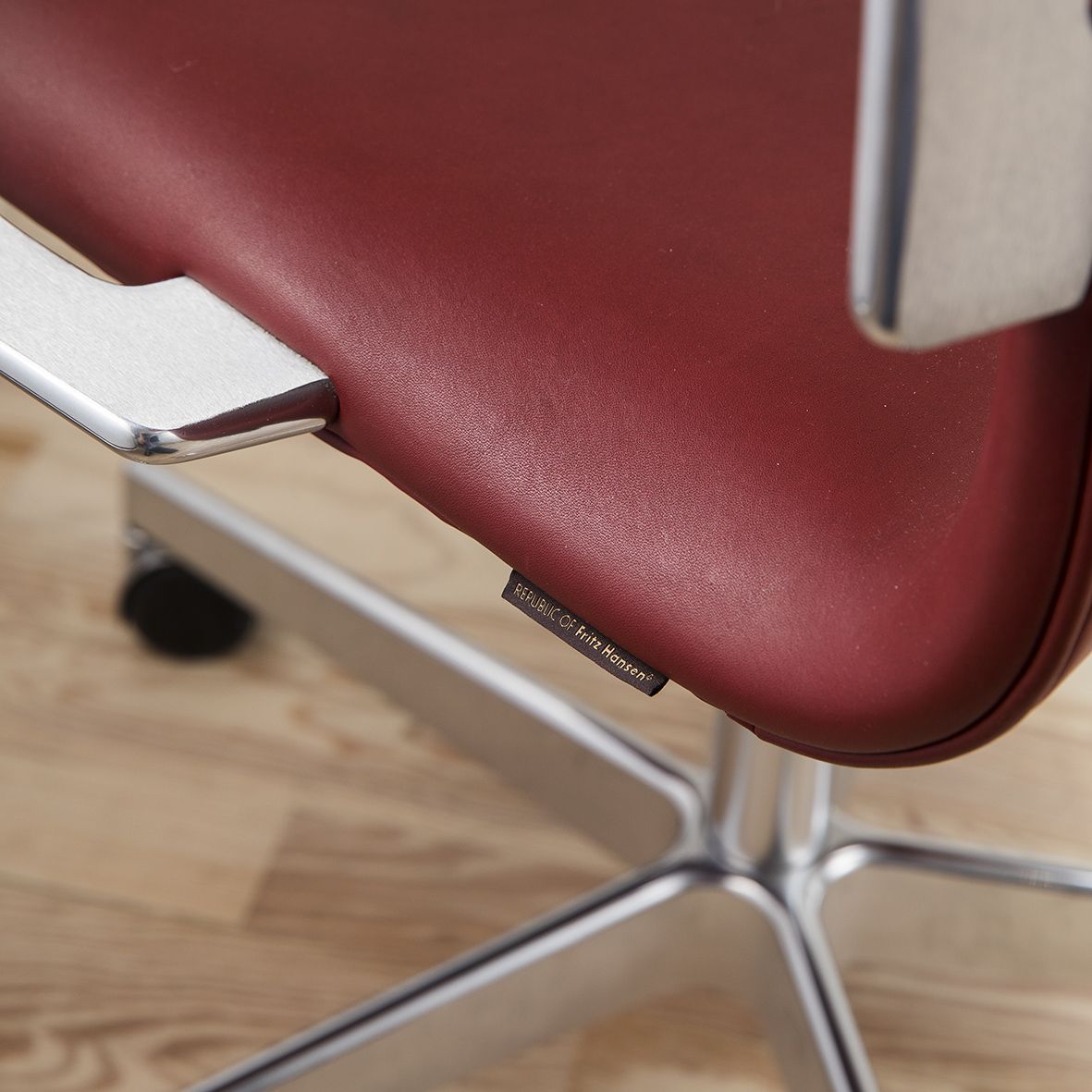 Silla Oxford diseñada por Arne Jacobsen y editada por Fritz Hansen