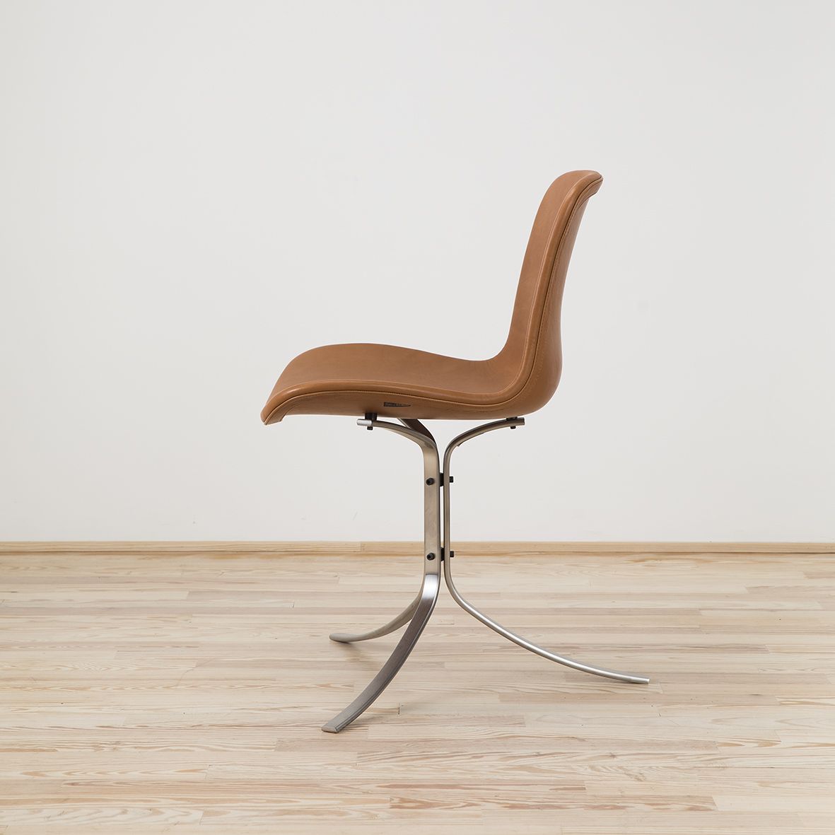 Silla PK9 diseñada por Poul Kjaerholm y editada por Fritz Hansen