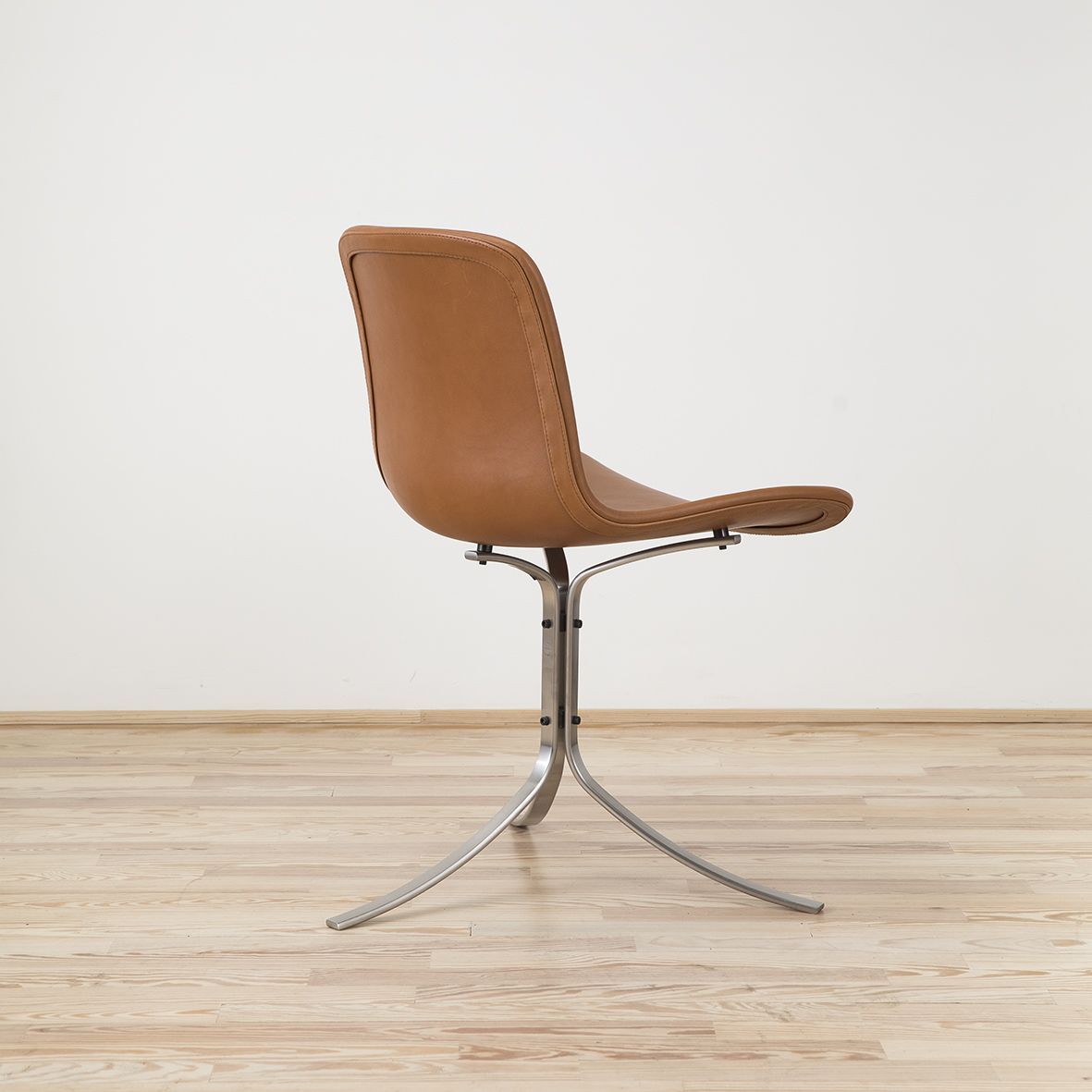 Silla PK9 diseñada por Poul Kjaerholm y editada por Fritz Hansen