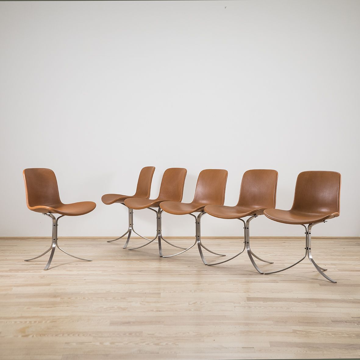 Silla PK9 diseñada por Poul Kjaerholm y editada por Fritz Hansen