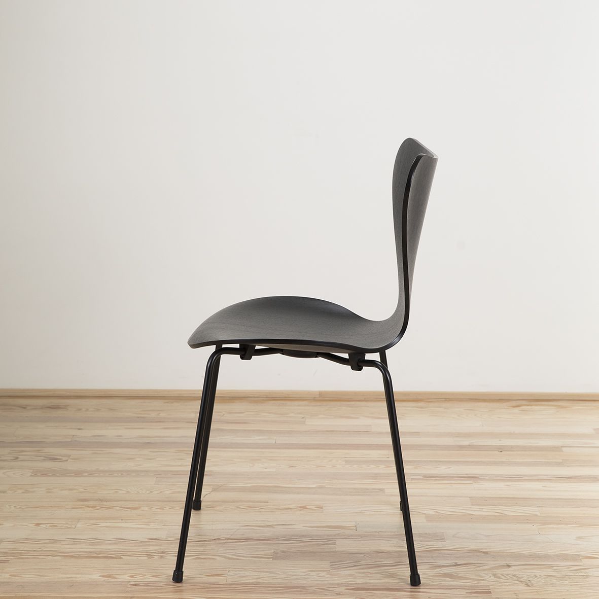Silla Serie 7 diseñada por Arne Jacobsen y editada por Fritz Hansen