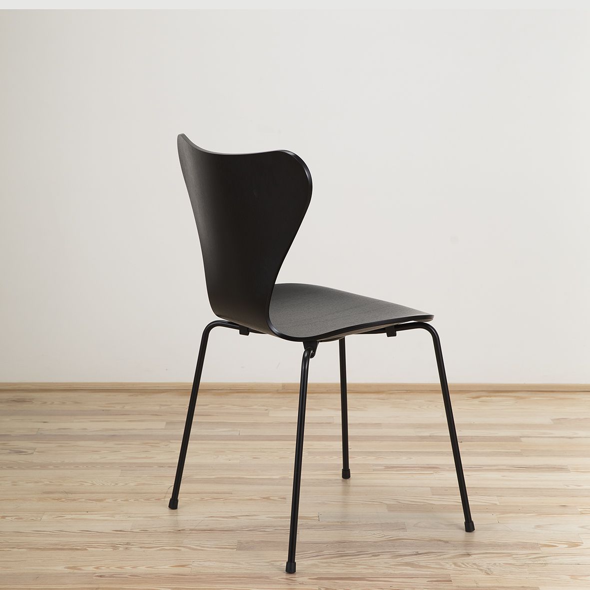 Silla Serie 7 diseñada por Arne Jacobsen y editada por Fritz Hansen
