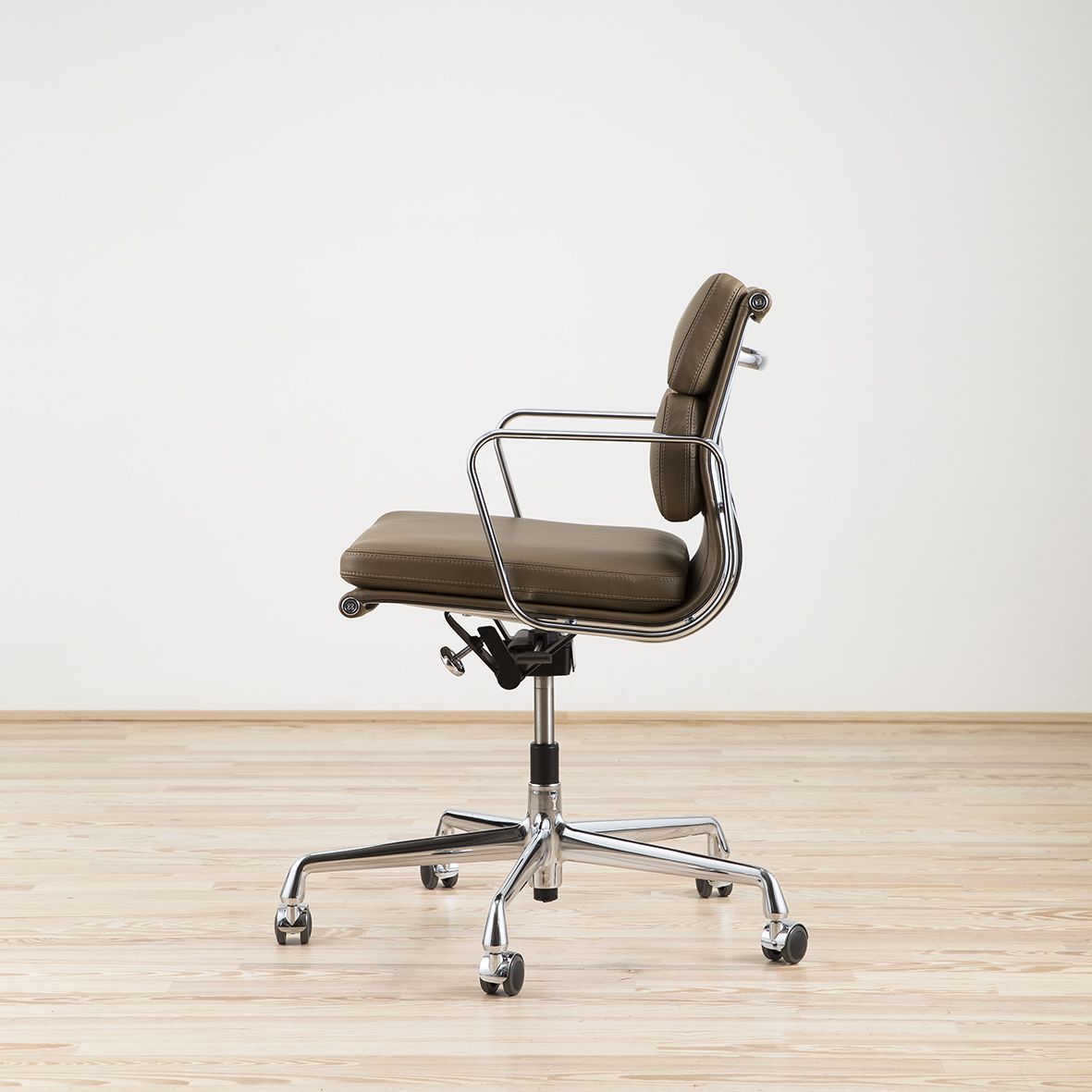 Silla Soft Pad EA 217 diseñada por Charles y Ray Eames y editada por Vitra