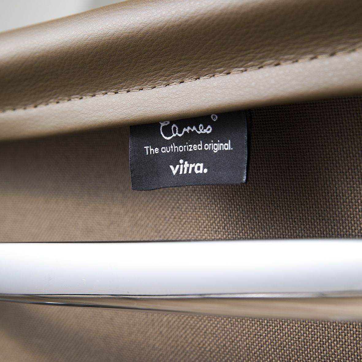 Silla Soft Pad EA 217 diseñada por Charles y Ray Eames y editada por Vitra