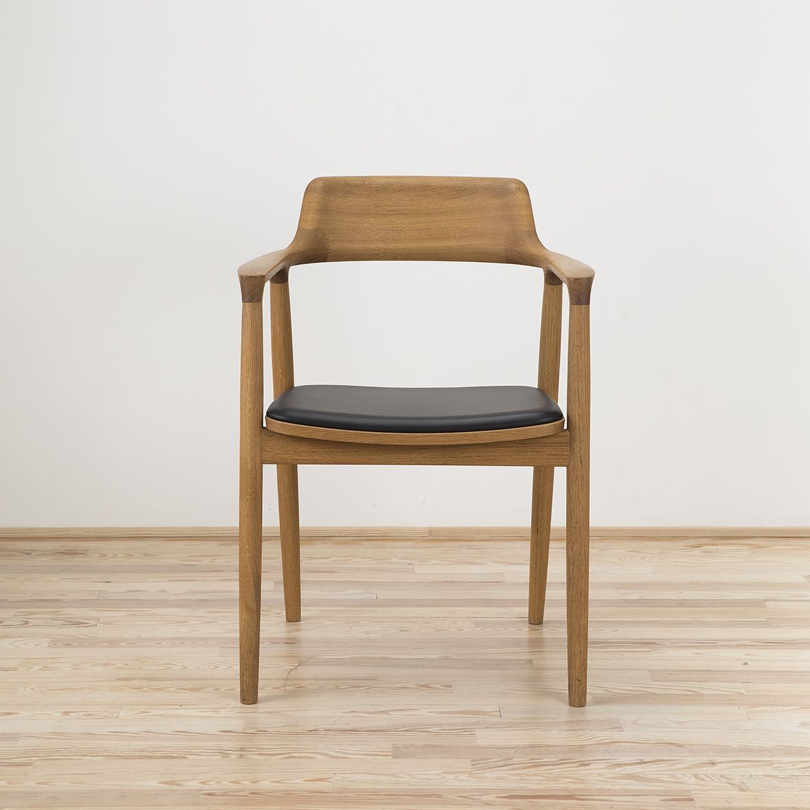 Sillón Hiroshima diseñado por Naoto Fukasawa - Maruni Sillón Hiroshima diseñado por Naoto Fukasawa y editado por Maruni