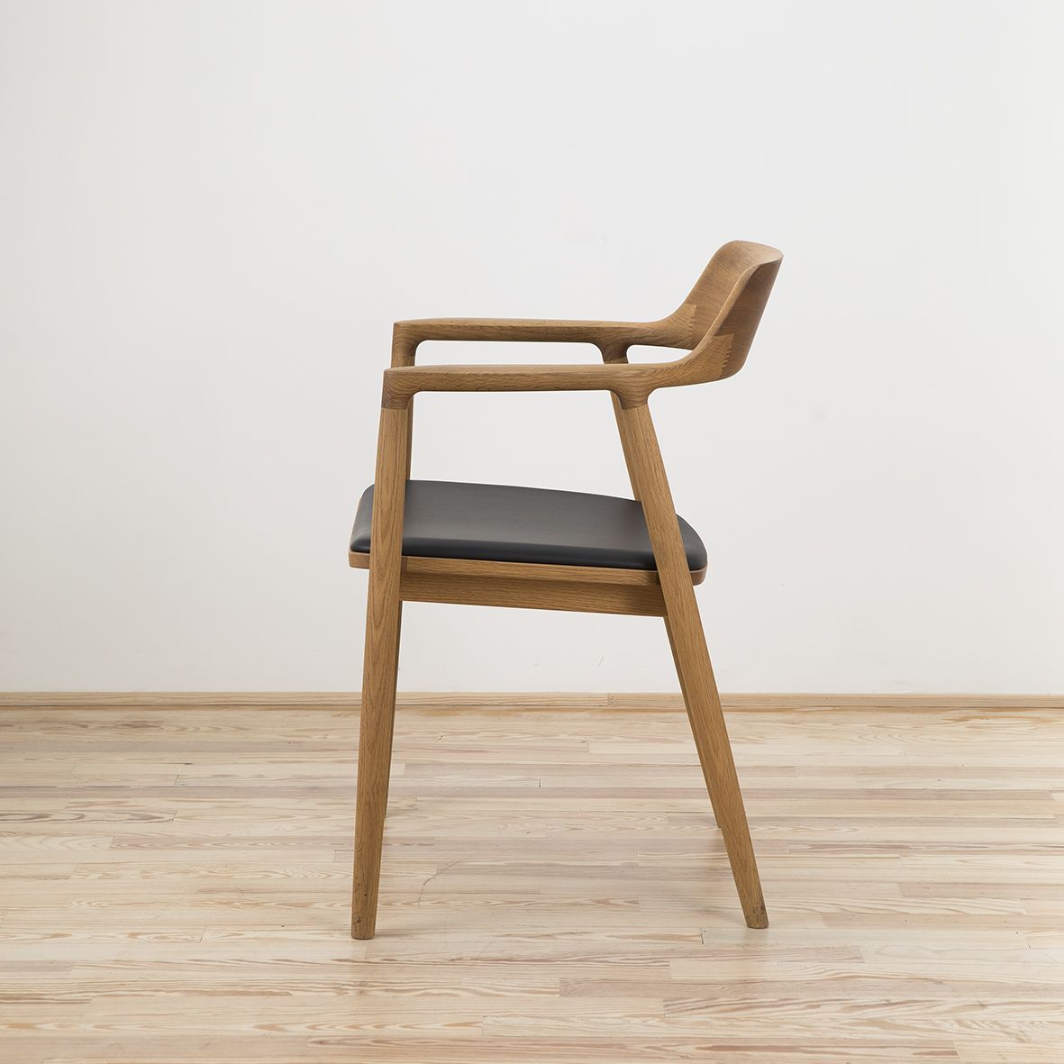 Sillón Hiroshima diseñado por Naoto Fukasawa - Maruni Sillón Hiroshima diseñado por Naoto Fukasawa y editado por Maruni