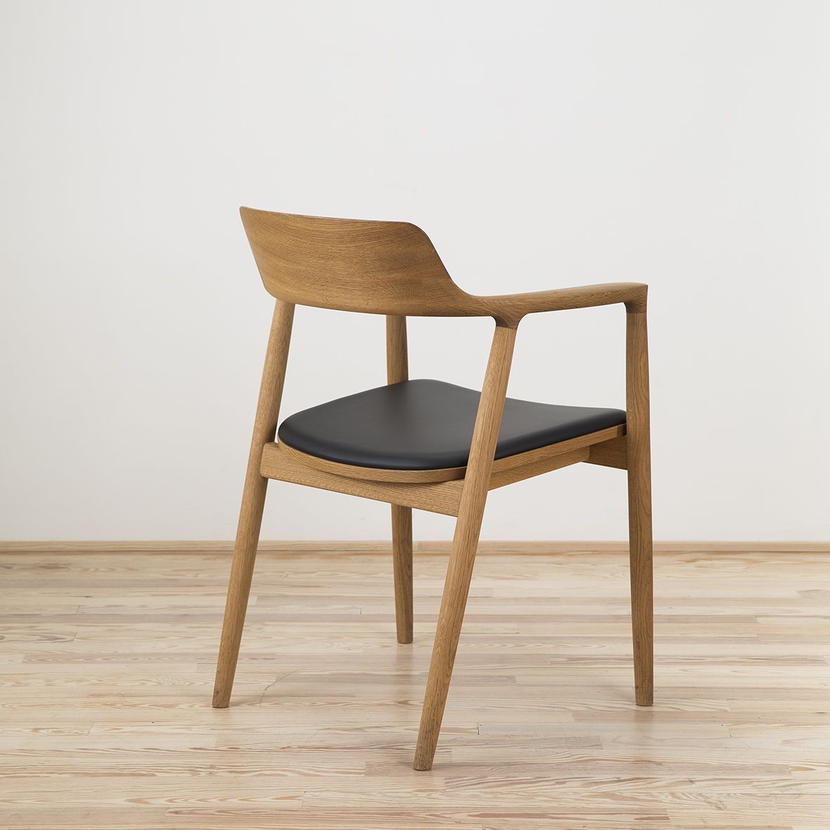 Sillón Hiroshima diseñado por Naoto Fukasawa - Maruni Sillón Hiroshima diseñado por Naoto Fukasawa y editado por Maruni