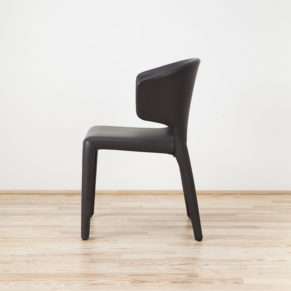 Sillón Hola diseñado por Hannes Wettstein y editado por Cassina