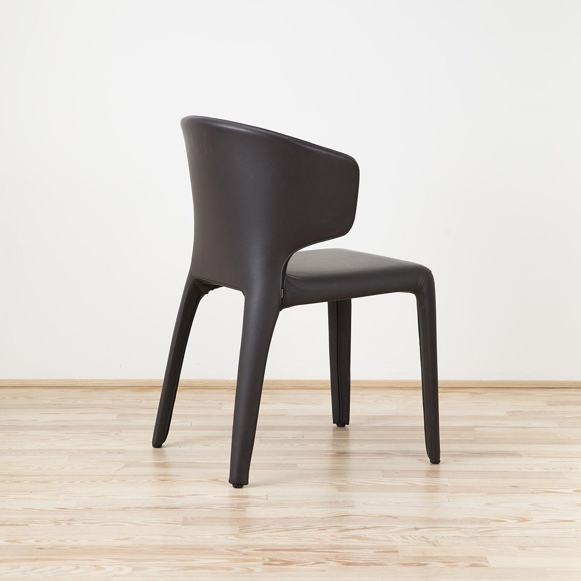 Sillón Hola diseñado por Hannes Wettstein y editado por Cassina