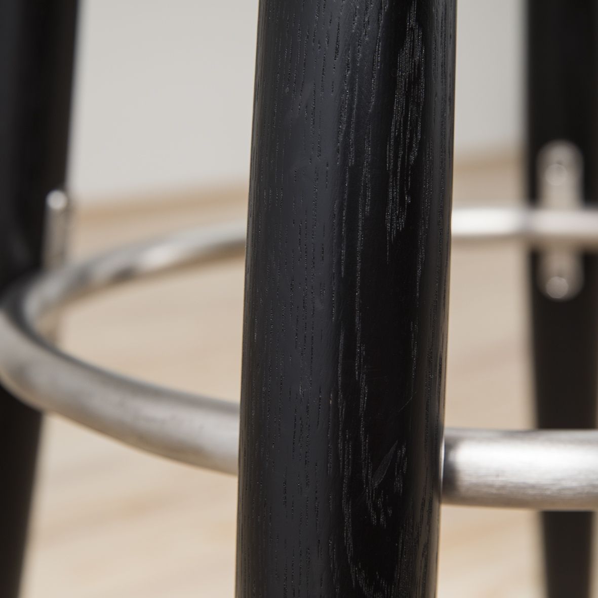 Taburete CH56 diseñado por Hans J. Wegner y editado por Carl Hansen