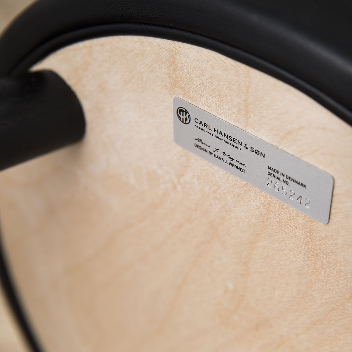Taburete CH56 diseñado por Hans J. Wegner y editado por Carl Hansen