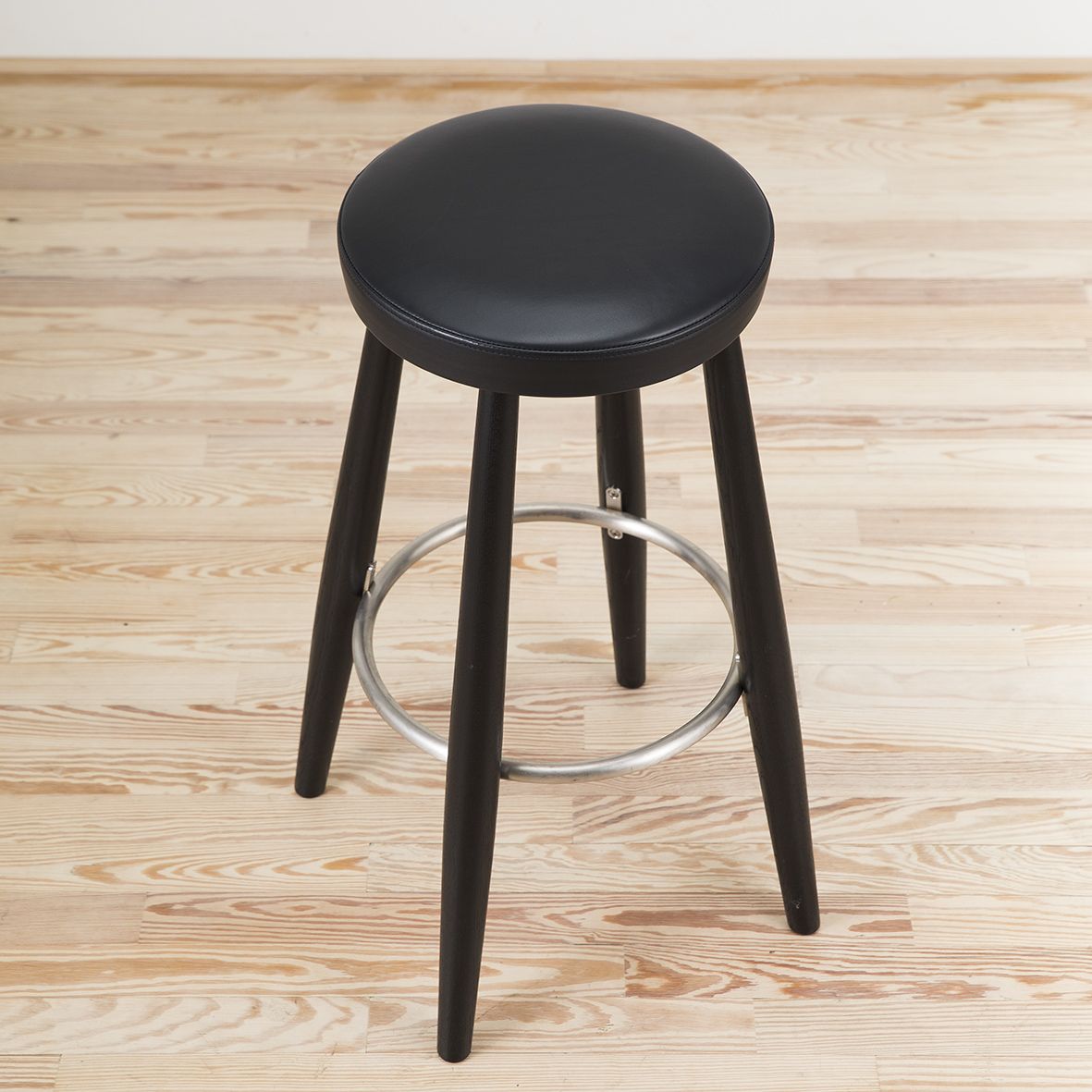 Taburete CH56 diseñado por Hans J. Wegner y editado por Carl Hansen