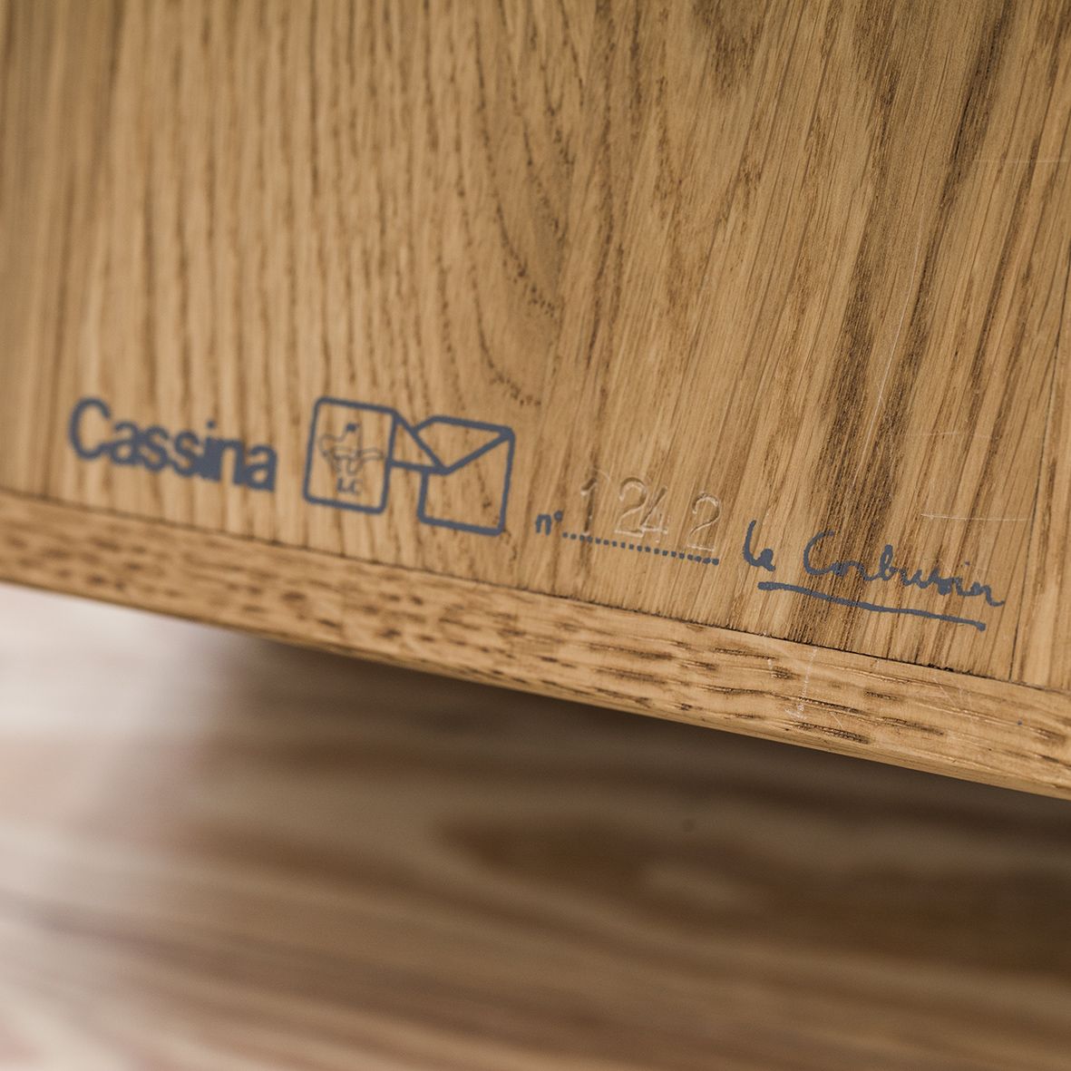 Taburete LC14 Maison diseñado por Le Corbusier y editado por Cassina