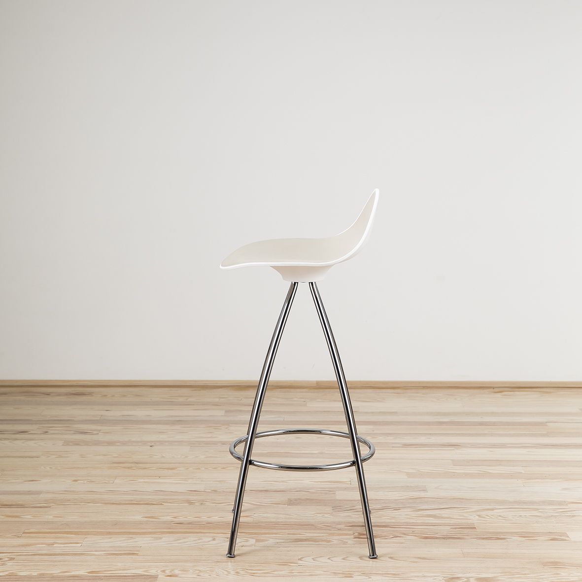 Taburete Onda diseñado por Jesús Gasca - Stua Taburete Onda diseñado por Jesús Gasca y editado por Stua