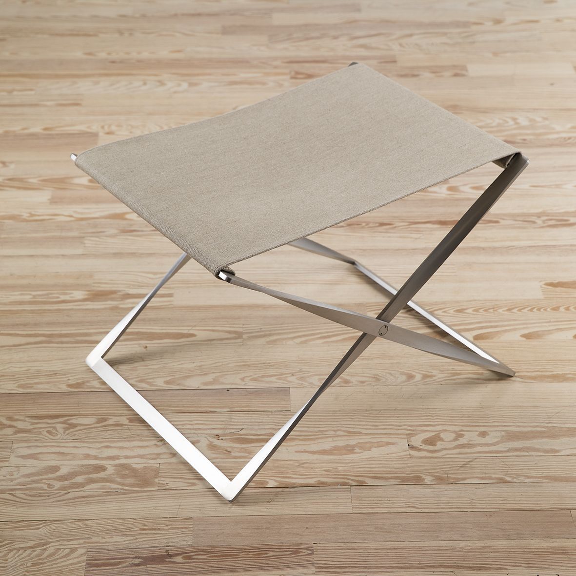 Taburete PK91 diseñado por Poul Kjaerholm y editado por Fritz Hansen