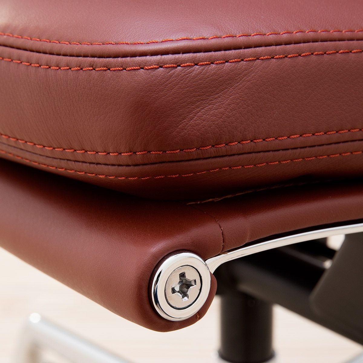 Sillón Soft Pad EA 217 Brandy - Vitra