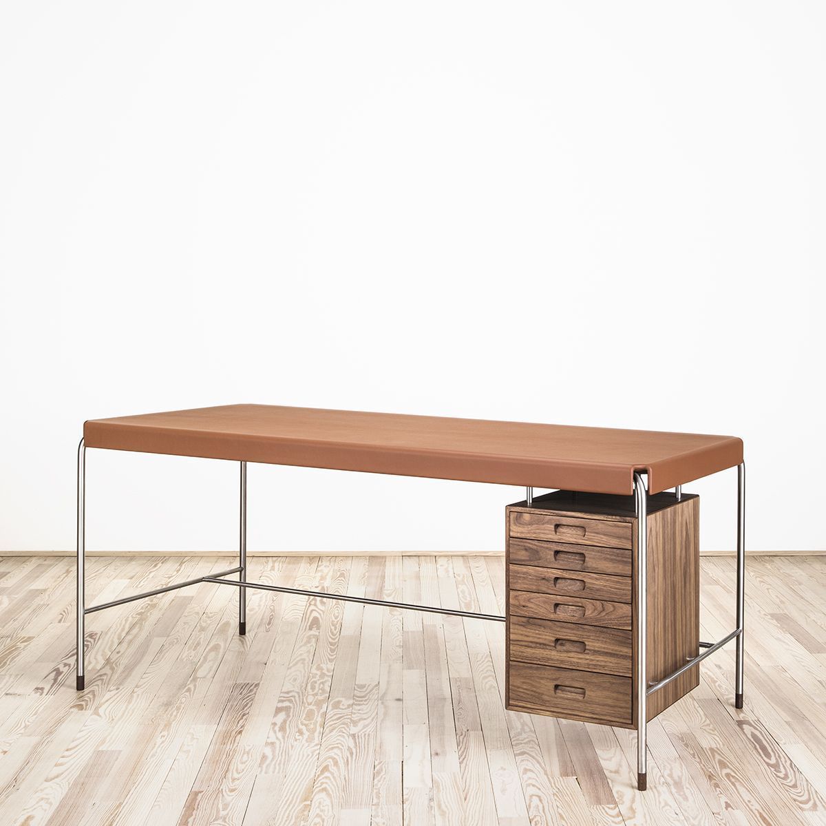 Escritorio AJ52 diseñado por Arne Jacobsen - Carl Hansen Escritorio AJ52 diseñado por Arne Jacobsen - Carl Hansen