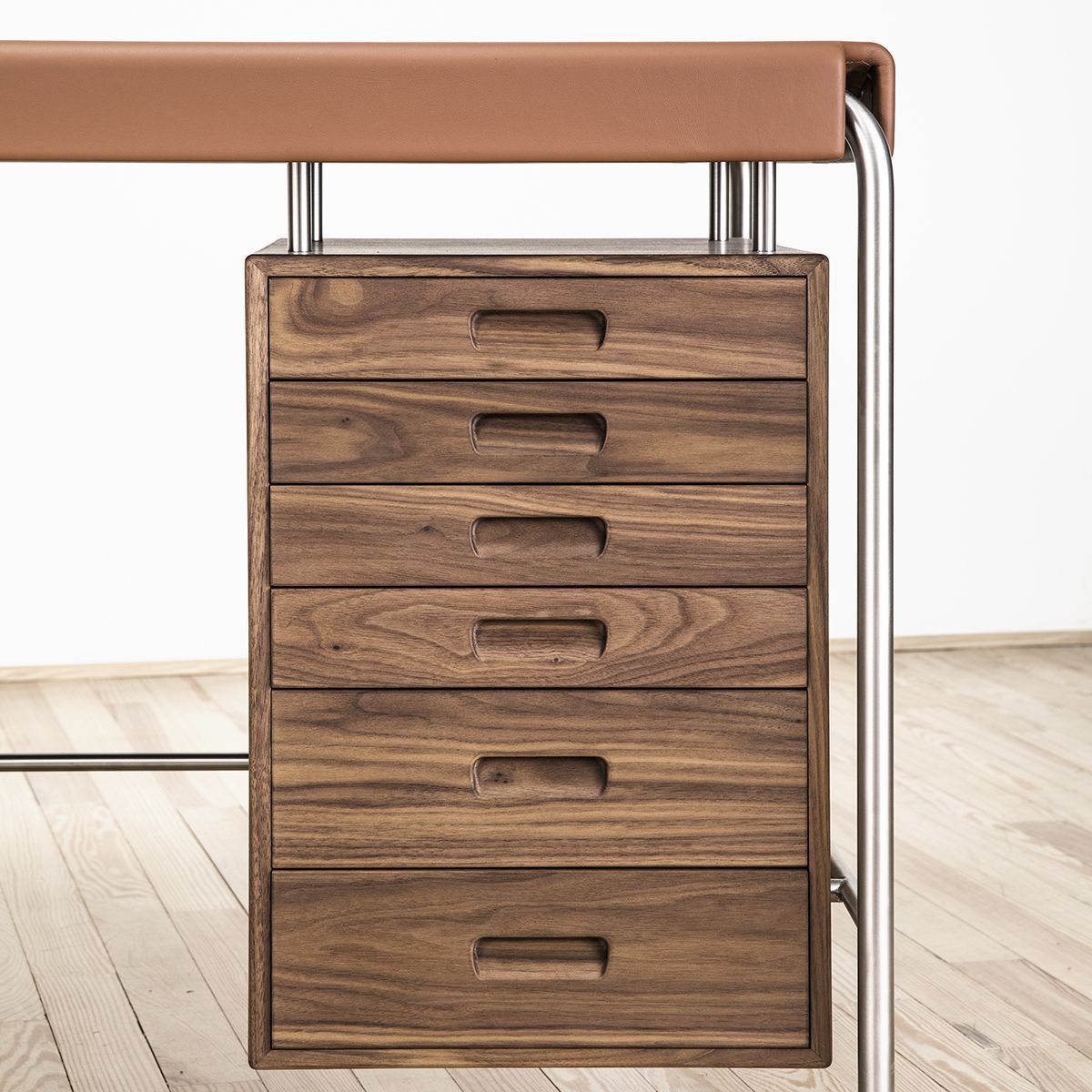 Escritorio AJ52 diseñado por Arne Jacobsen - Carl Hansen Escritorio AJ52 diseñado por Arne Jacobsen - Carl Hansen