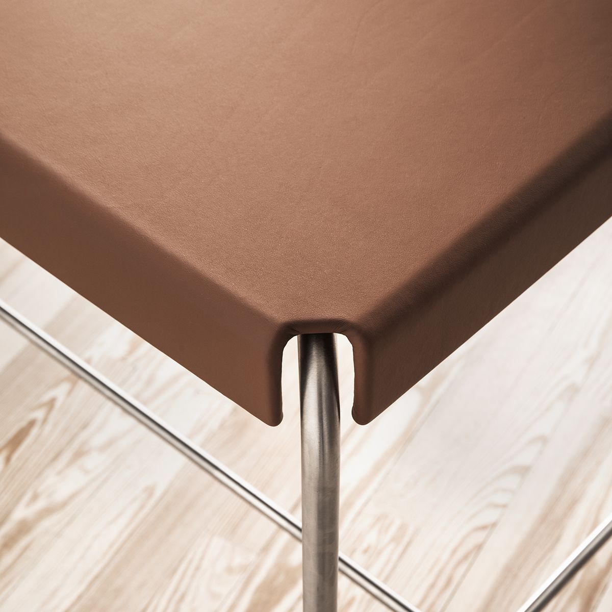 Escritorio AJ52 diseñado por Arne Jacobsen - Carl Hansen Escritorio AJ52 Society Table Stock - Carl Hansen