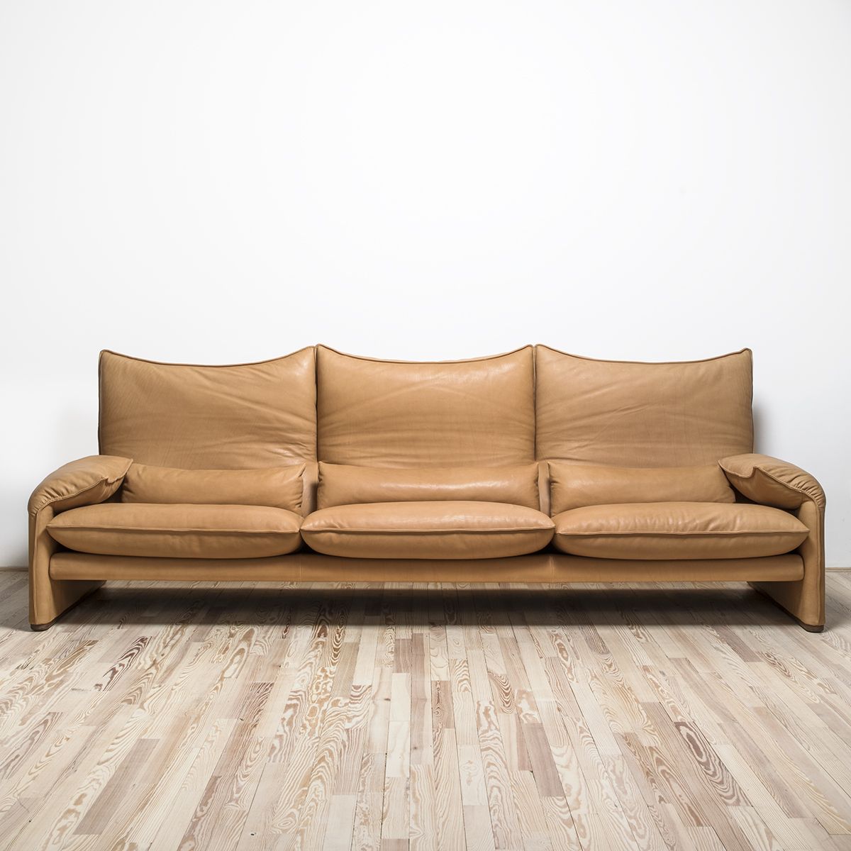 Sofá Maralunga Maxi diseñado por Vico Magistretti - Cassina Sofá Maralunga Maxi Stock - Cassina