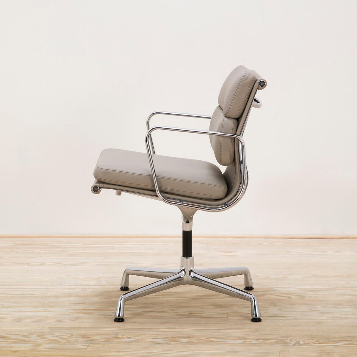 Sillón Soft Pad EA 208 Arena - Vitra Sillón Soft Pad EA 208 Arena - Vitra