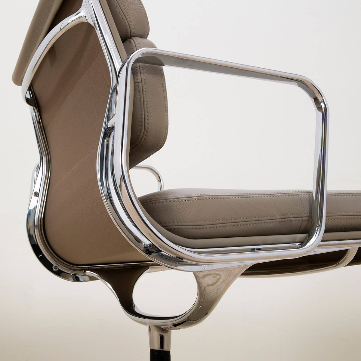 Sillón Soft Pad EA 208 Arena - Vitra Sillón Soft Pad EA 208 Arena - Vitra