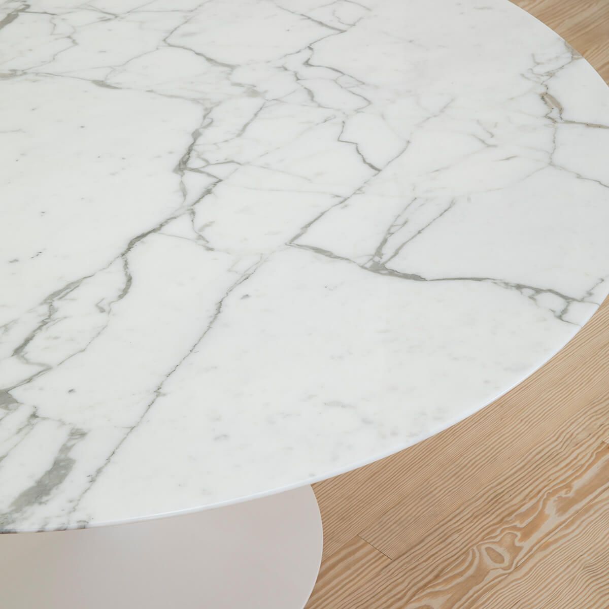 Mesa Tulip Saarinen Round 137 Arabescato - Knoll