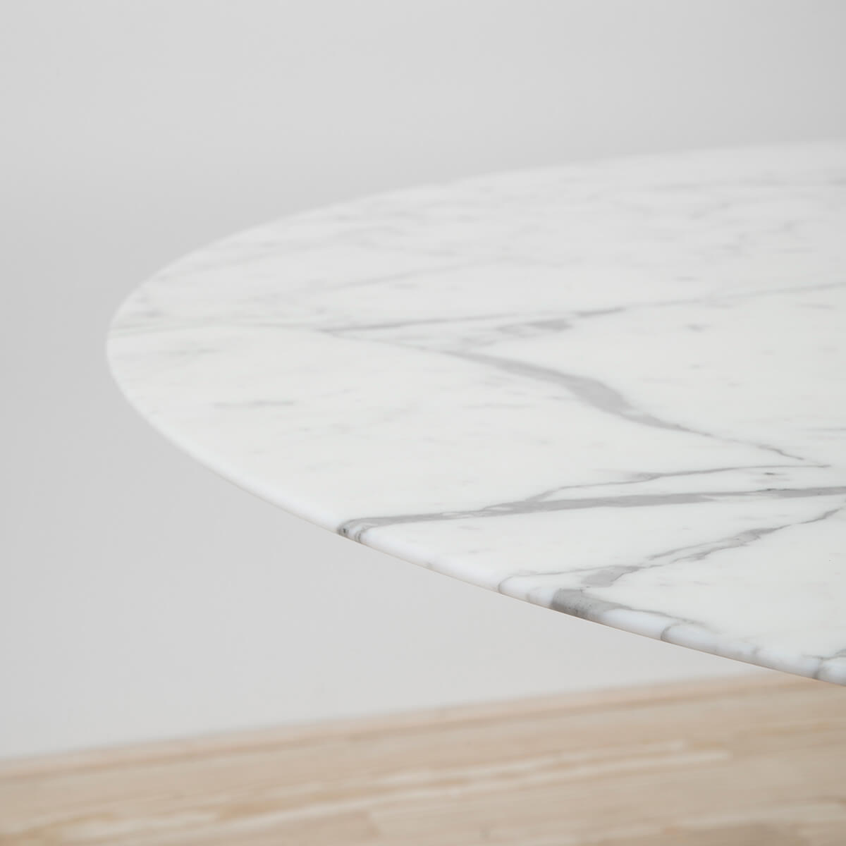 Mesa Tulip Saarinen Round 137 Arabescato – Knoll