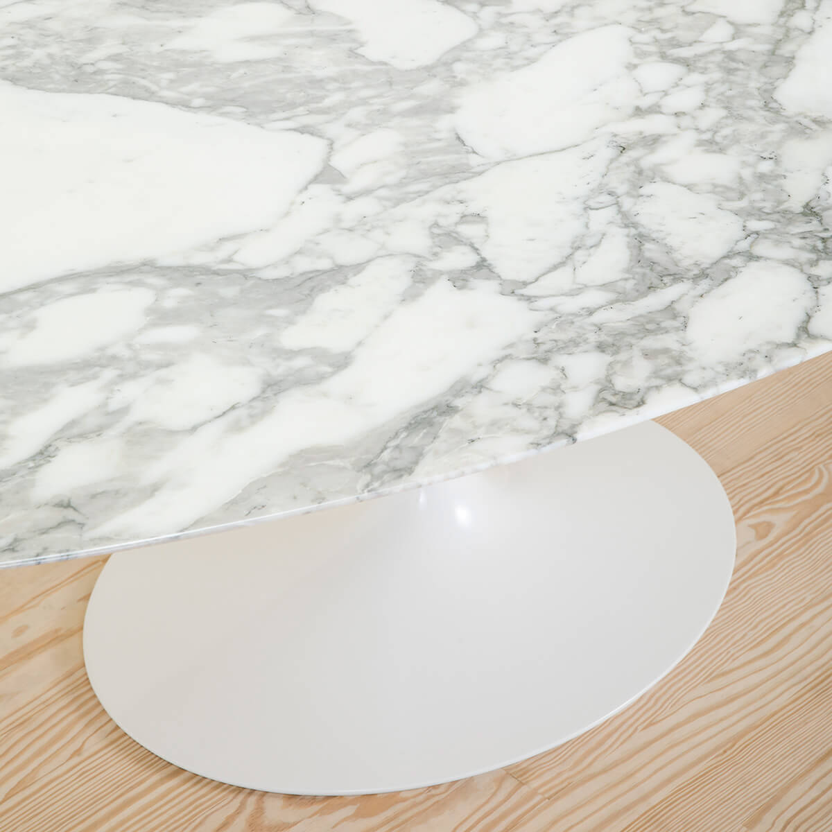 Mesa Tulip Saarinen Oval 244 Arabescato - Knoll