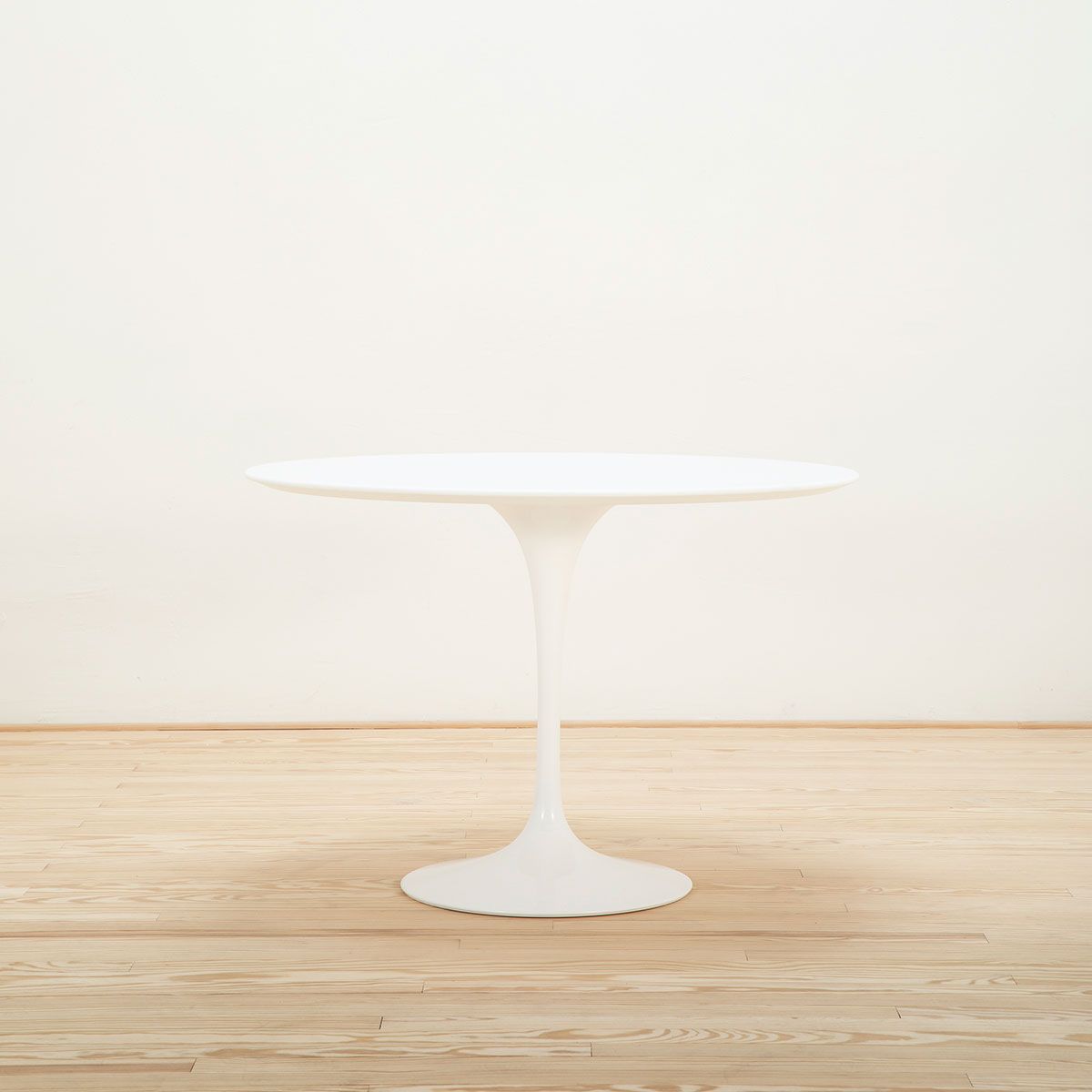 Mesa Tulip Saarinen Round 107 - Knoll