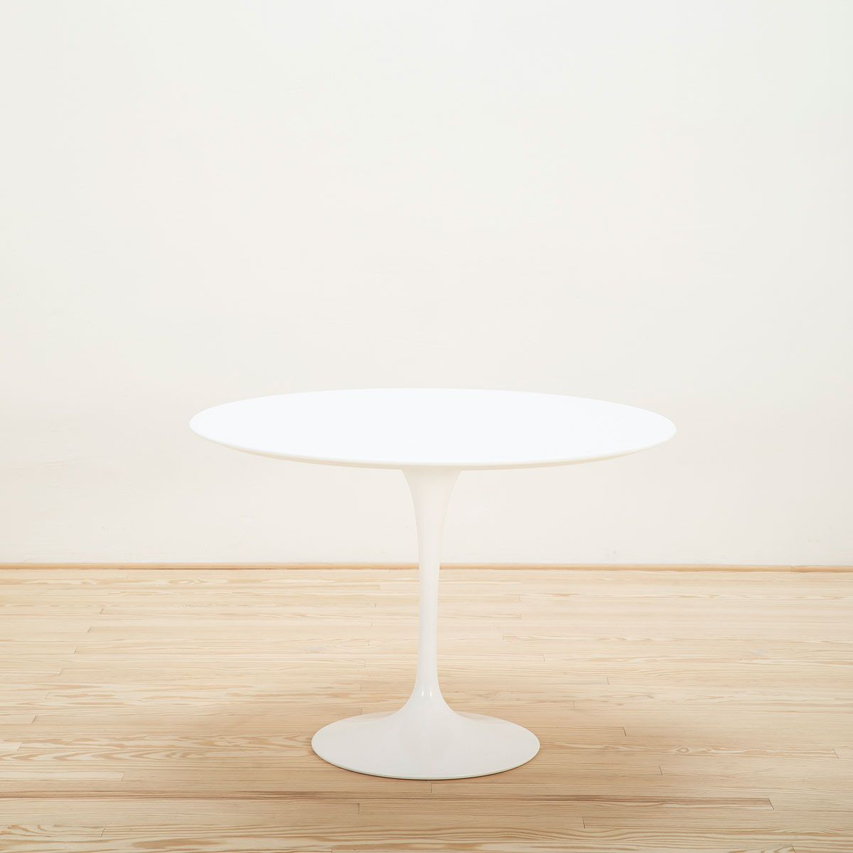 Mesa Tulip Saarinen Round 107 - Knoll