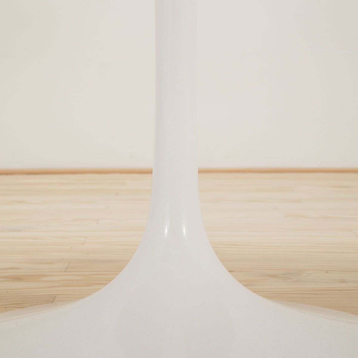 Mesa Tulip Saarinen Round 107 - Knoll