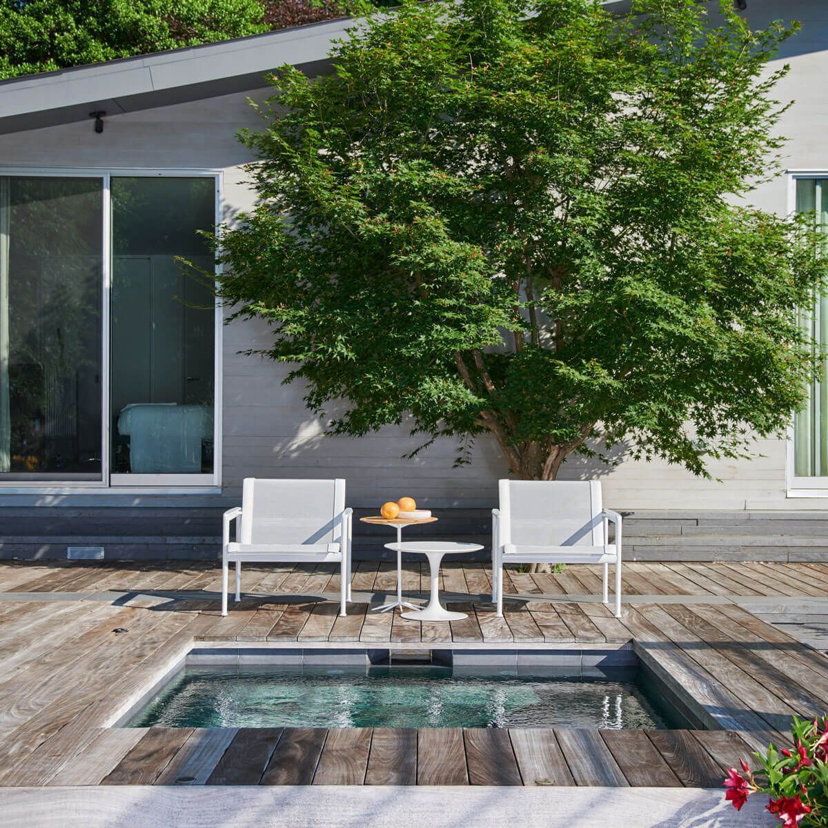 Mesa Auxiliar Tulip Saarinen Exterior 36 - Knoll
