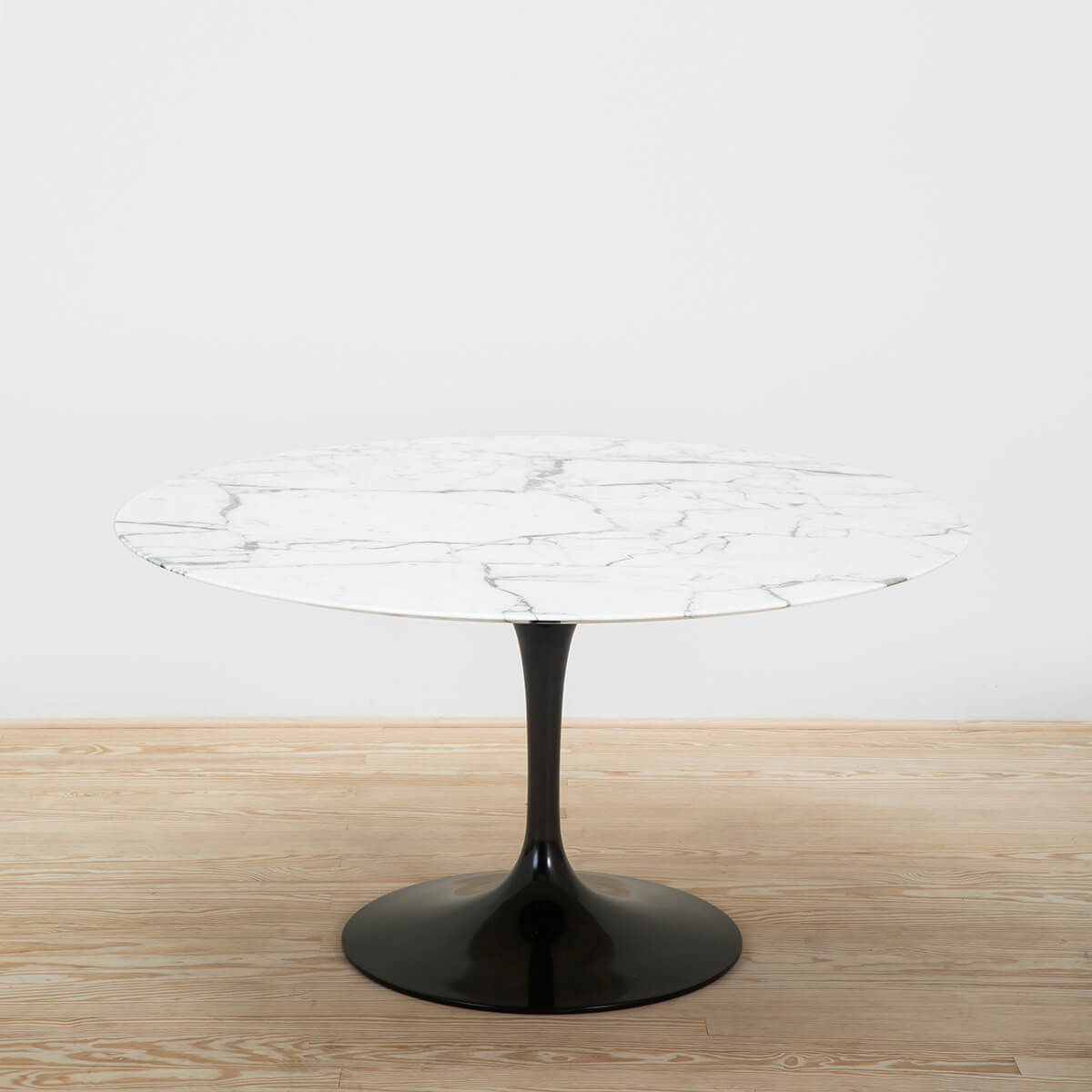 Mesa Tulip Saarinen Round 137 Arabescato Base negra - Knoll