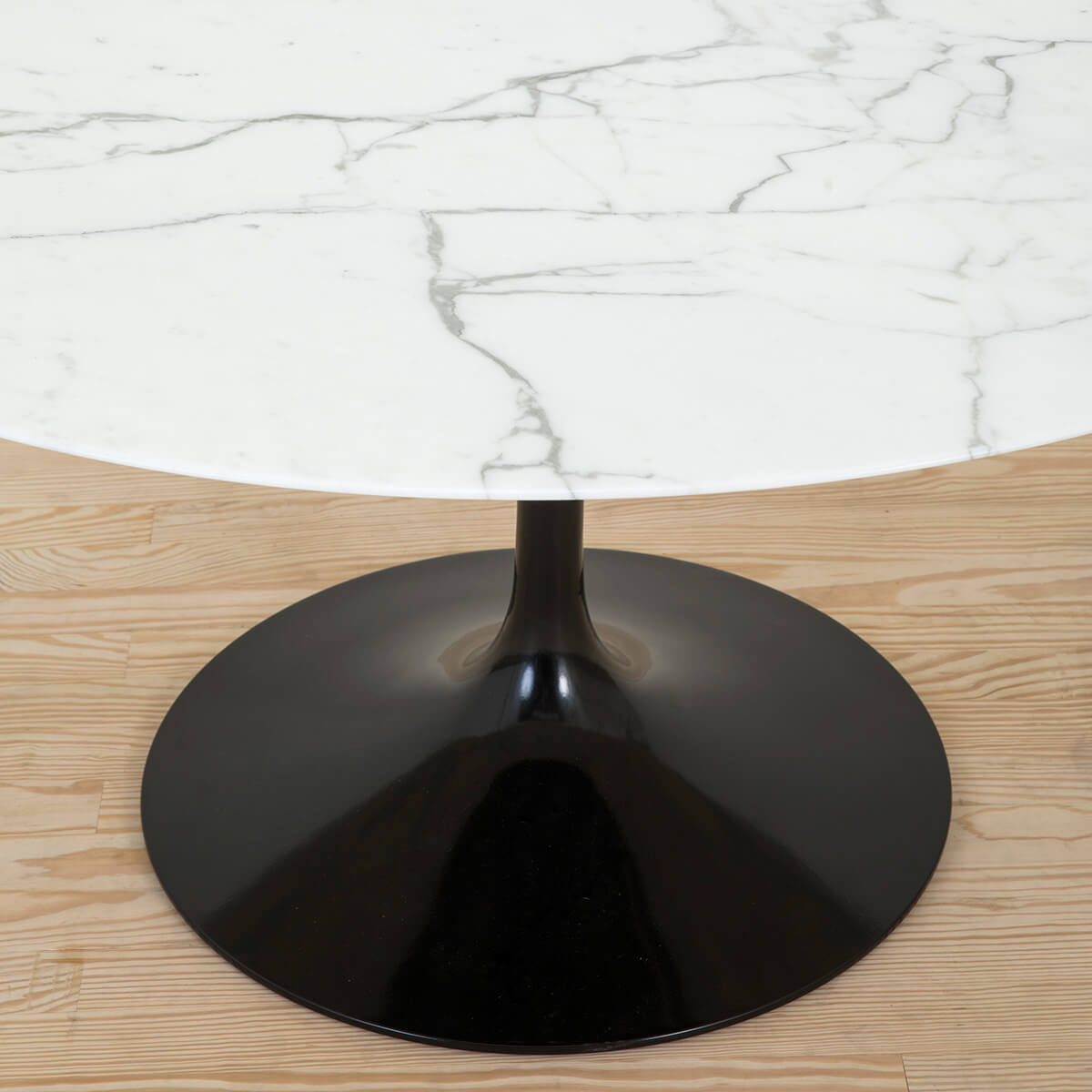 Mesa Tulip Saarinen Round 137 Arabescato Base negra - Knoll